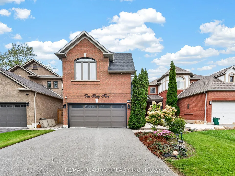 165 Thicket Cres