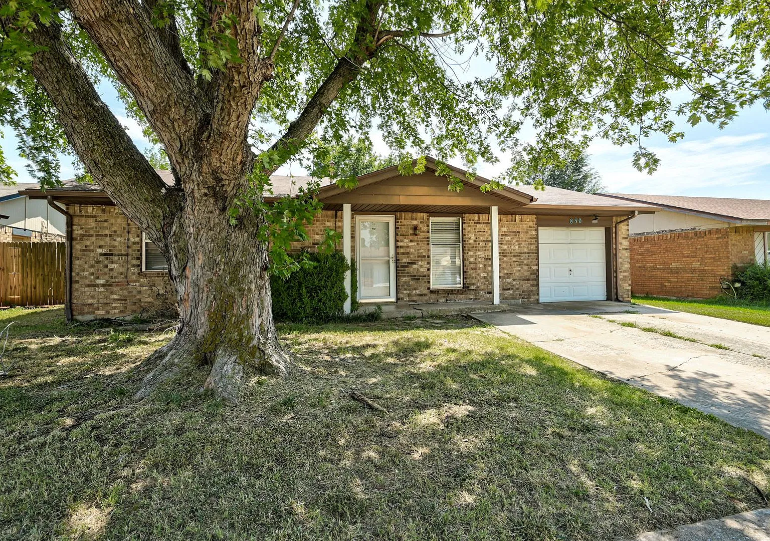 Cute 3 Bed 1 Bath in Mustang! — Photo 3
