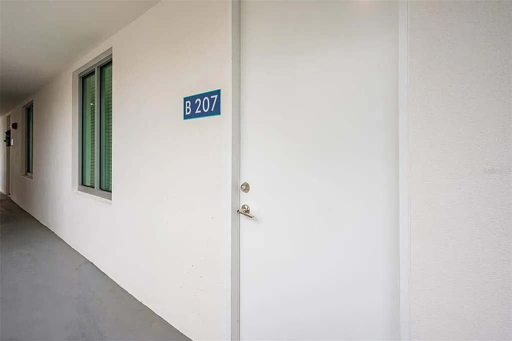 2 bed, 2.0 bath, 958 sqft, $4,500 — Photo 2