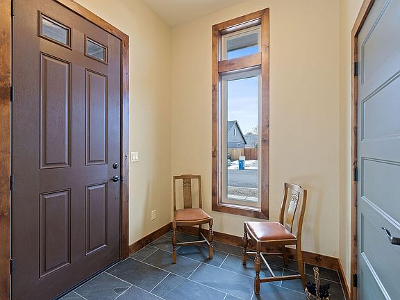 3rd image of 916 NE Whistle Way