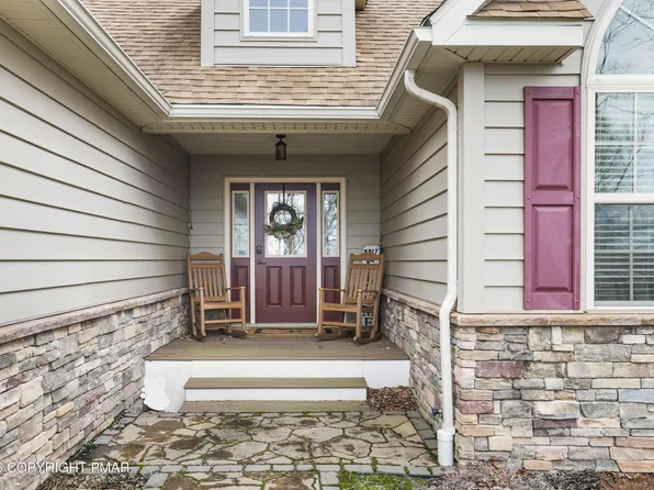 293 Wolf Hollow Rd, Lake Harmony, PA 18624