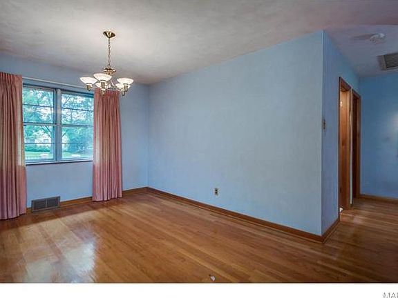 3rd image of 5 Grand Circle Dr