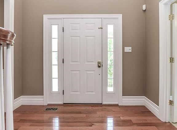 2-story entry foyer has 3 1/4" wood floors