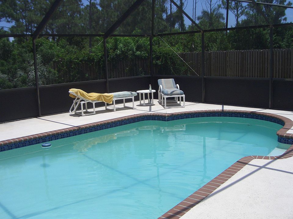 relax in the pool
