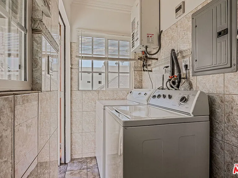 110 S Alexandria Ave — Photo 13