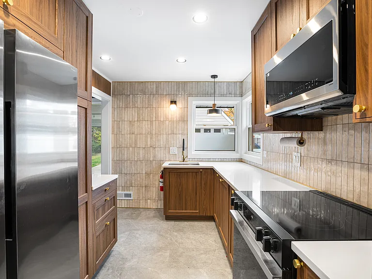 1315 Webster Ln — Photo 14