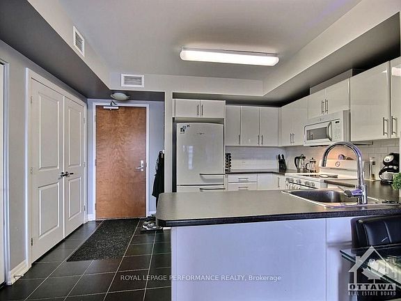 3rd image of 242 Rideau St #202