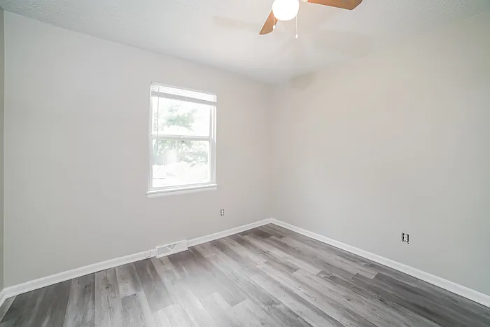 317 NE Lakeview Dr — Photo 7