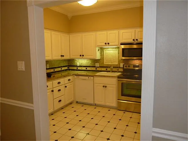 2100 Tanglewilde St #8 — Photo 7
