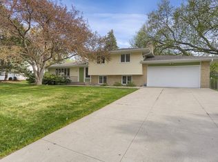 2164 Rosewood Ln N, Roseville, MN 55113