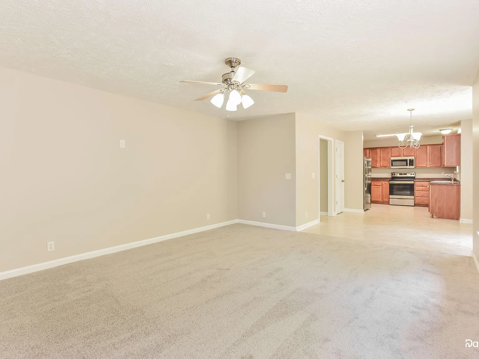 3 bed, 2.5 bath, 1900 sqft, $2,145 — Photo 4