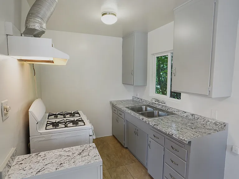 538 W Harvard St #B — Photo 7