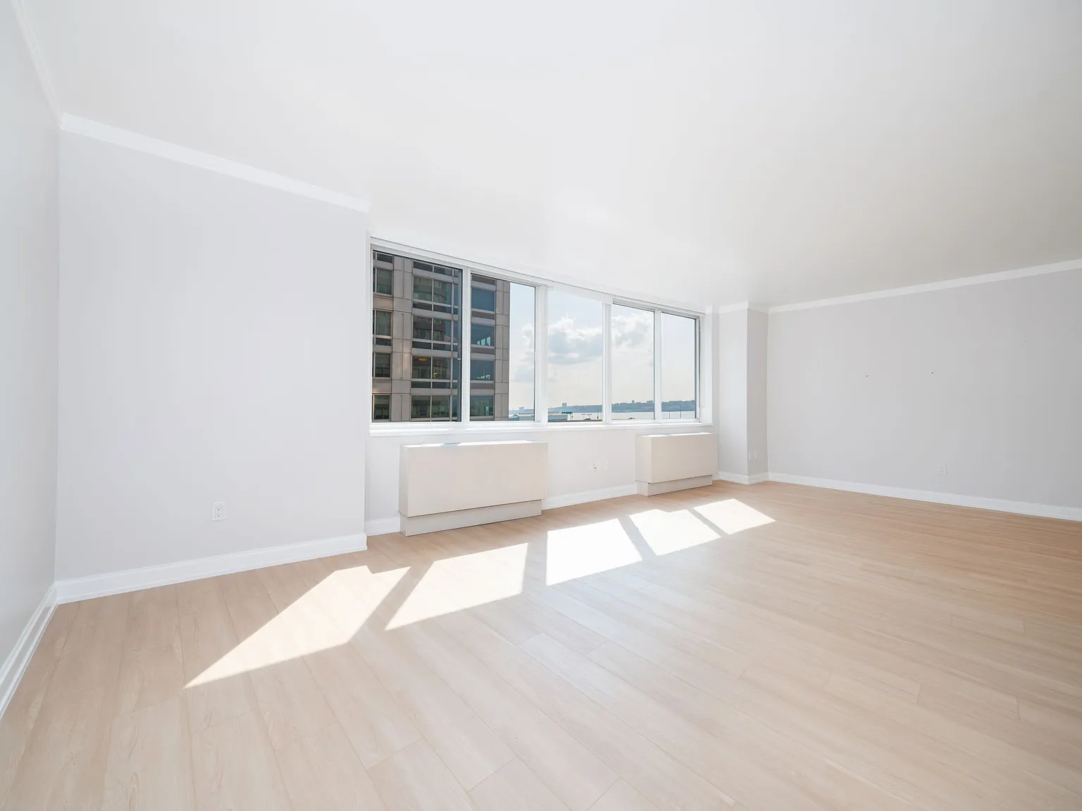140 Riverside Boulevard — Photo 3