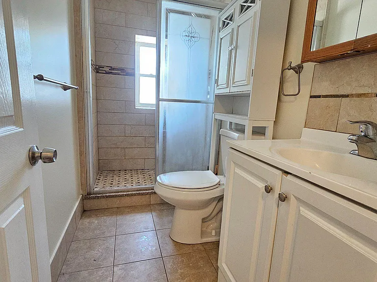 130 Rockland Ave — Photo 16