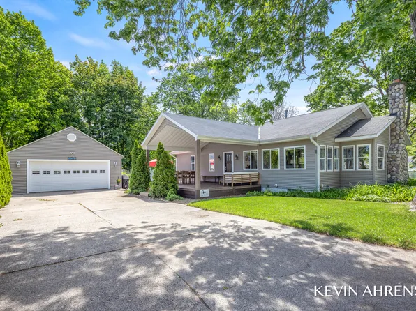 17284 Coles Park Rd, Spring Lake, MI 49456