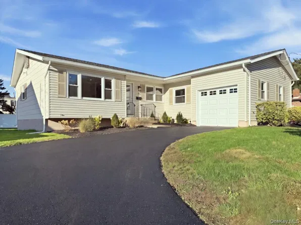 71 Roderick Road, West Islip, NY 11795