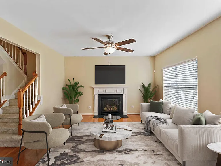 223 Viola Dr — Photo 3