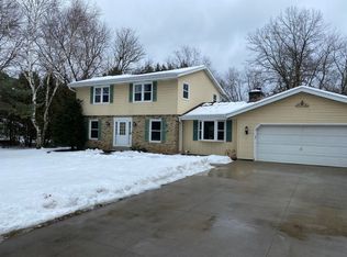 W238N1026 Sherwood Dr, Waukesha, WI 53188