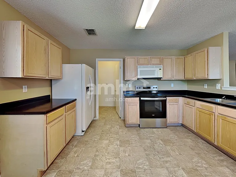 1100 Willow Tree Dr — Photo 3