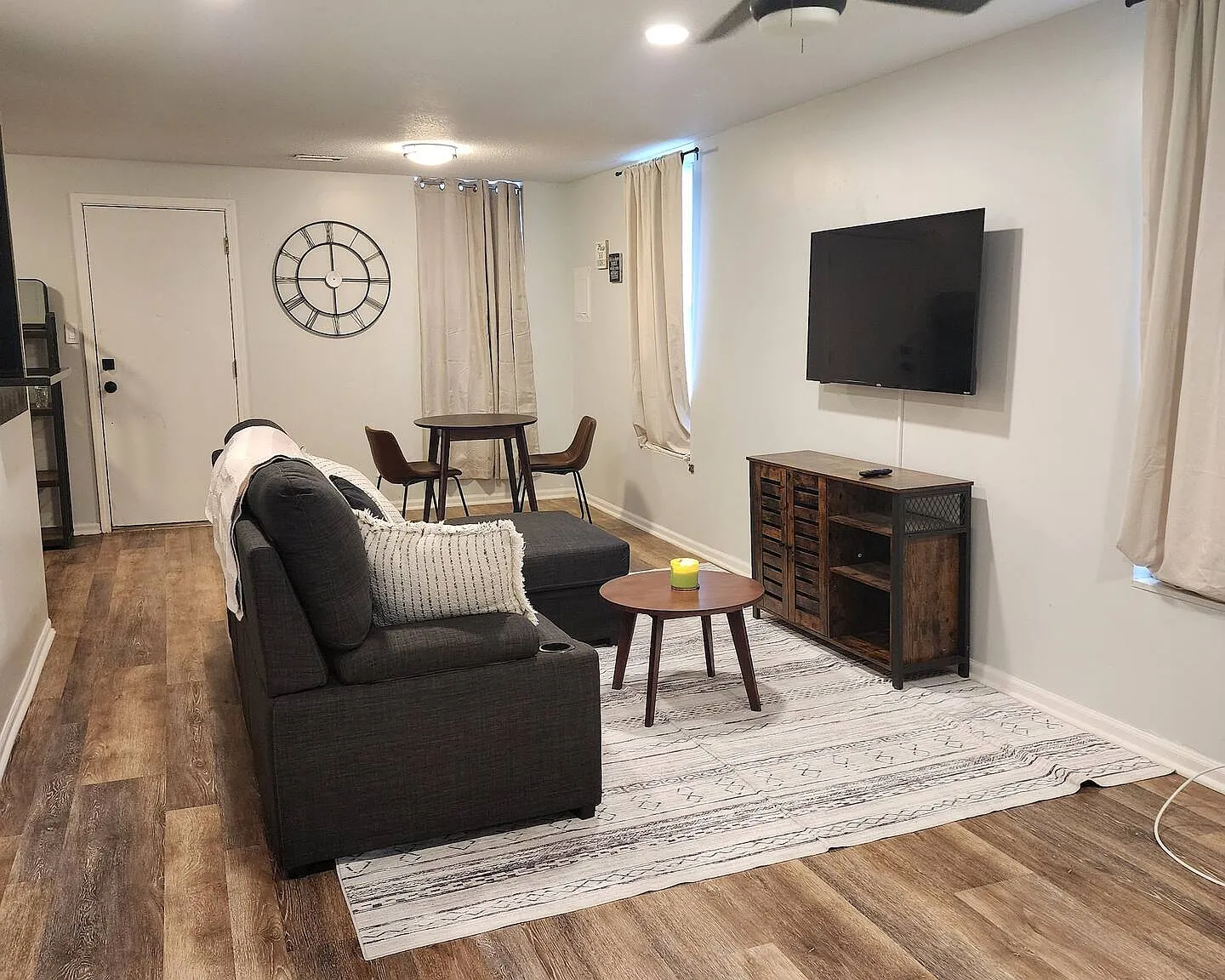 1 bed, 1050 sqft, $1,300 — Photo 1
