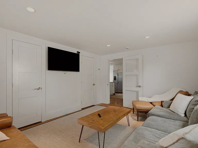 59 Houston Ave — Photo 10