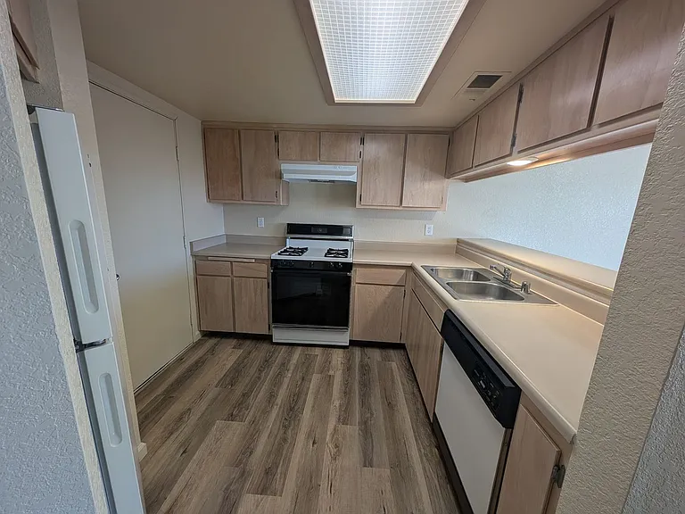 1023 Burton Dr — Photo 4