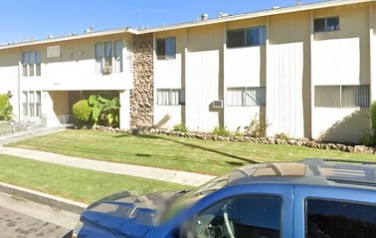 18401 Malden Apartments — Photo 1