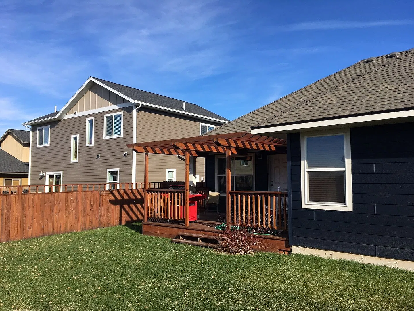 Stand alone home with private yard. — Photo 2