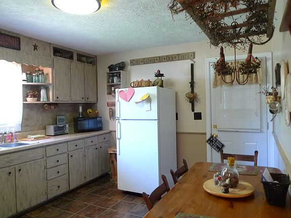 4th image of 912 Magnolia Ln