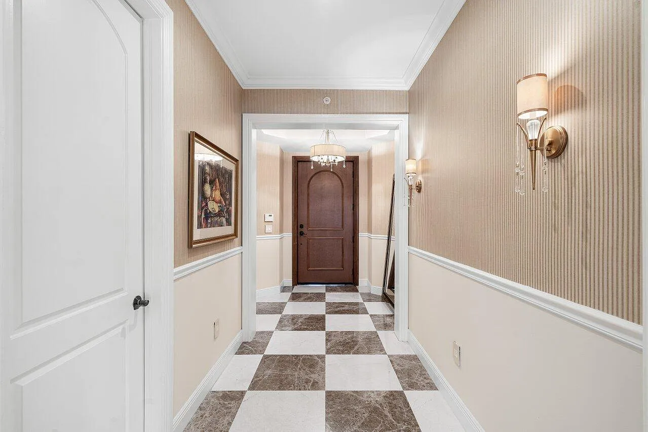 4 bed, 4.5 bath, 4828 sqft, $16,000 — Photo 3
