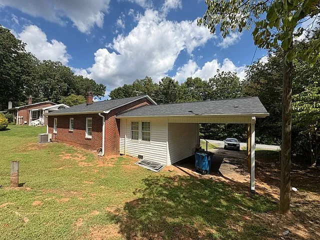 3 bed, 2.0 bath, 1376 sqft, $1,200 — Photo 3