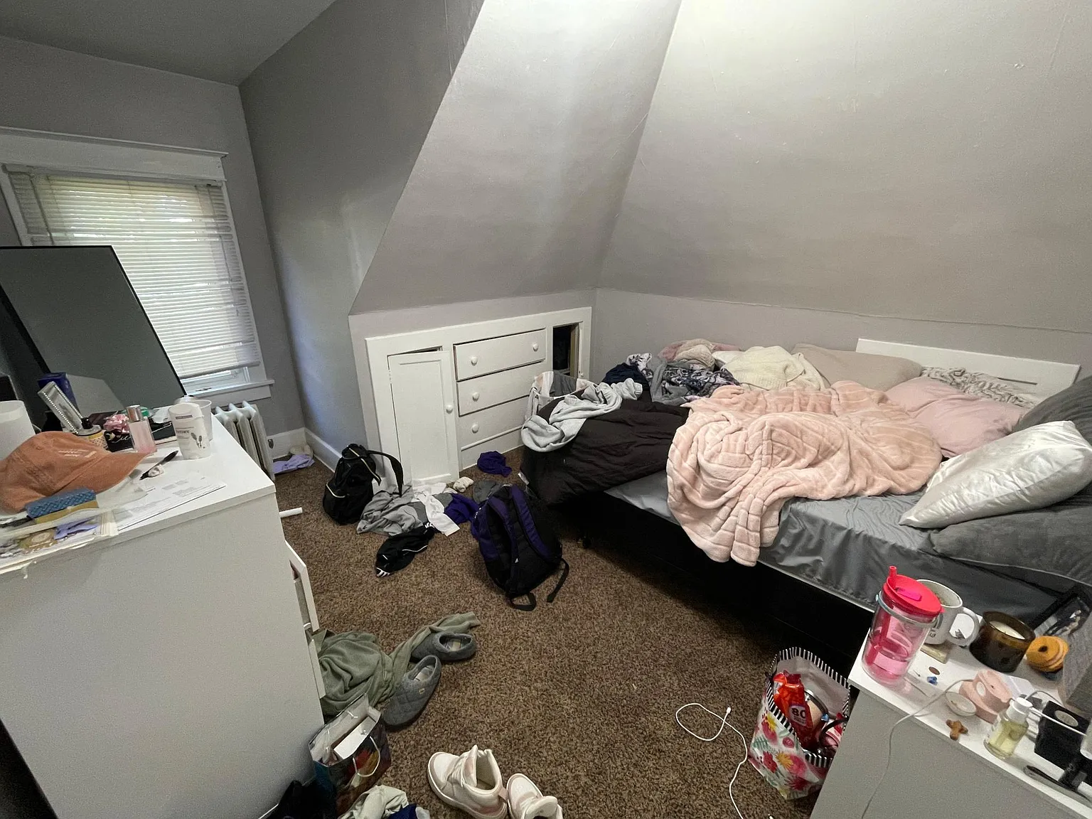 3 bed, 700 sqft, $1,275 — Photo 2