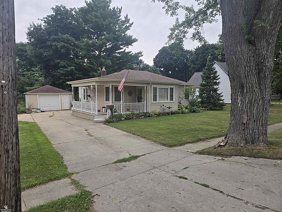 3rd image of 323 Mary St