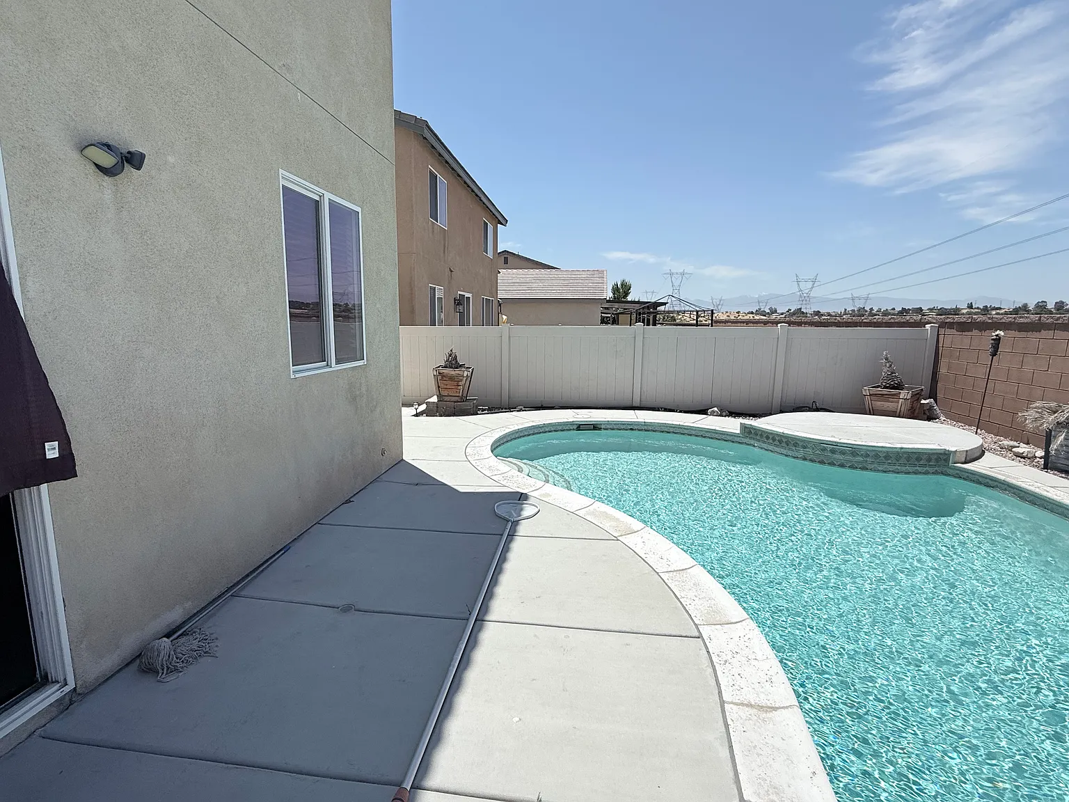 5 bed, 2.5 bath, 2373 sqft, $4,000 — Photo 2