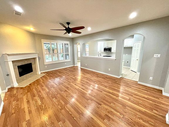 3rd image of 832 Water Oak Dr