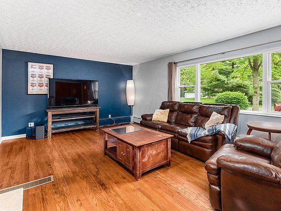 3rd image of 285 Lorraine Dr
