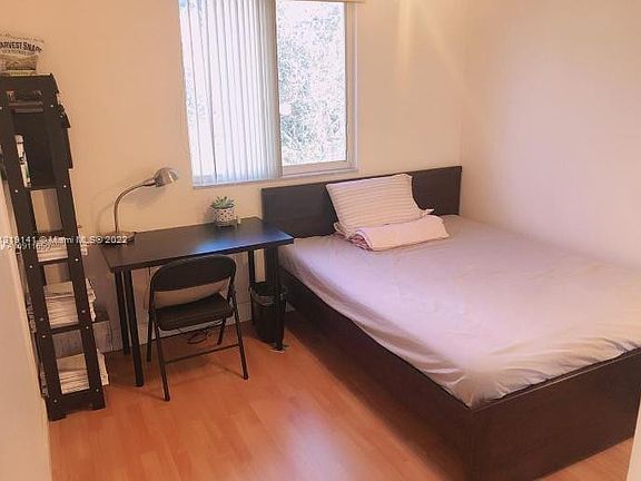 3rd image of 1543 Estancia Cir #1543