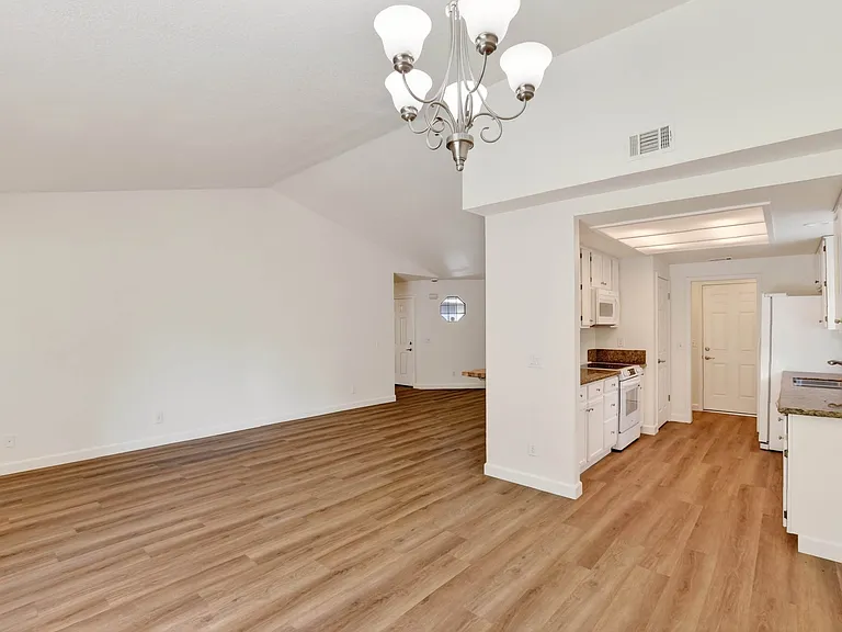 5213 Laguna Park Dr — Photo 14