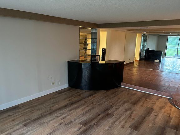 5th image of 3760 Inverrary Dr APT 1T
