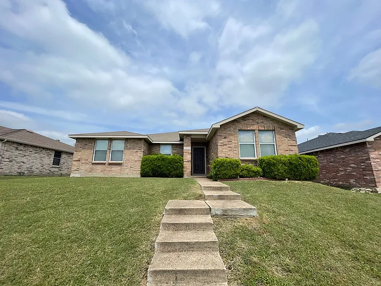 2912 Crimson Clover Dr — Photo 1