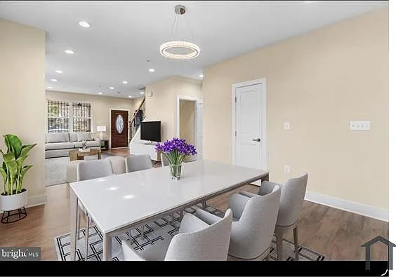 5 bed, 2500 sqft, $7,150 — Photo 2