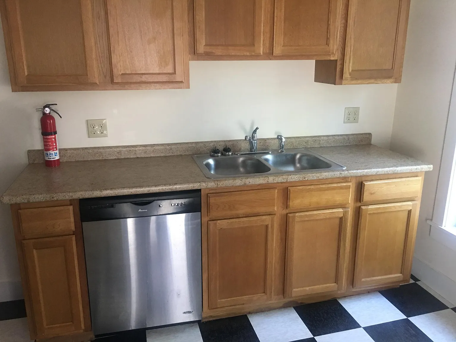 3 bed, 1050 sqft, $3,300 — Photo 2