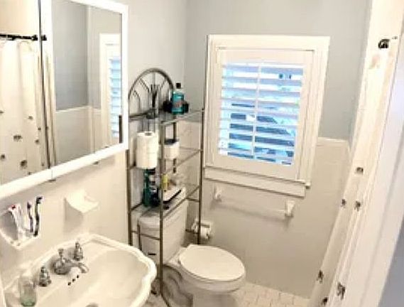 4th image of 425 Forest Hill Blvd
