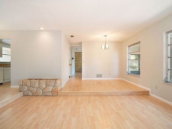 3rd image of 38 Carriage Hill Cir