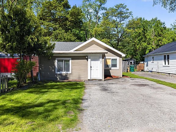 2nd image of 986 Pine Rd