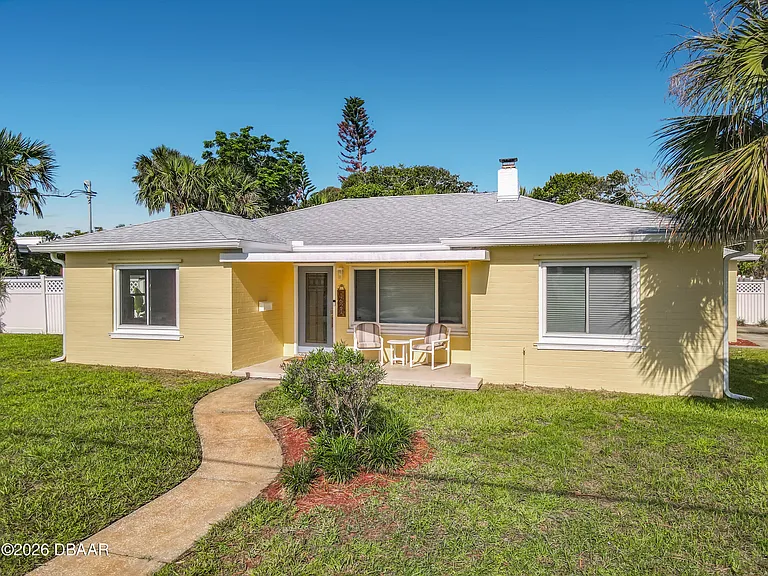 1621 N Oleander Ave — Photo 3