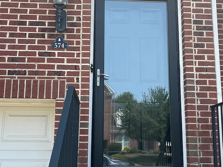 574 E Vanderbilt Dr — Photo 2