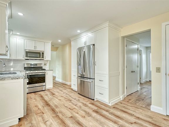 3rd image of 136 Chimney Hill Rd
