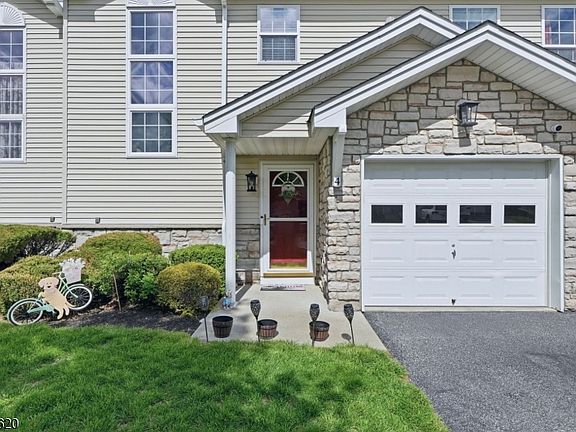 3rd image of 4 Mulberry Ln