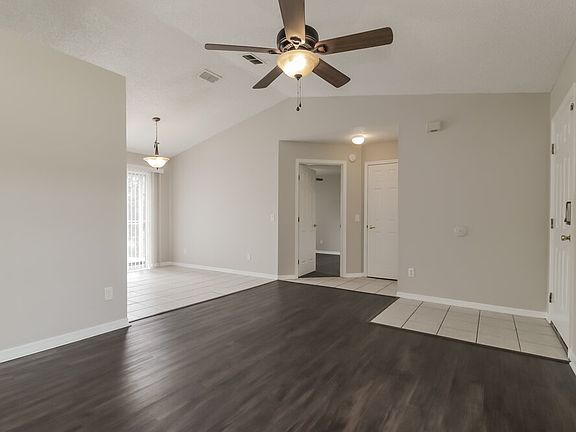 3rd image of 618 Brooke Ct